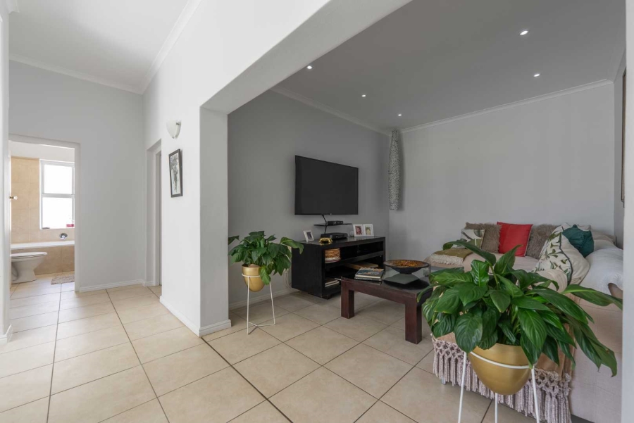 5 Bedroom Property for Sale in Green Point Western Cape